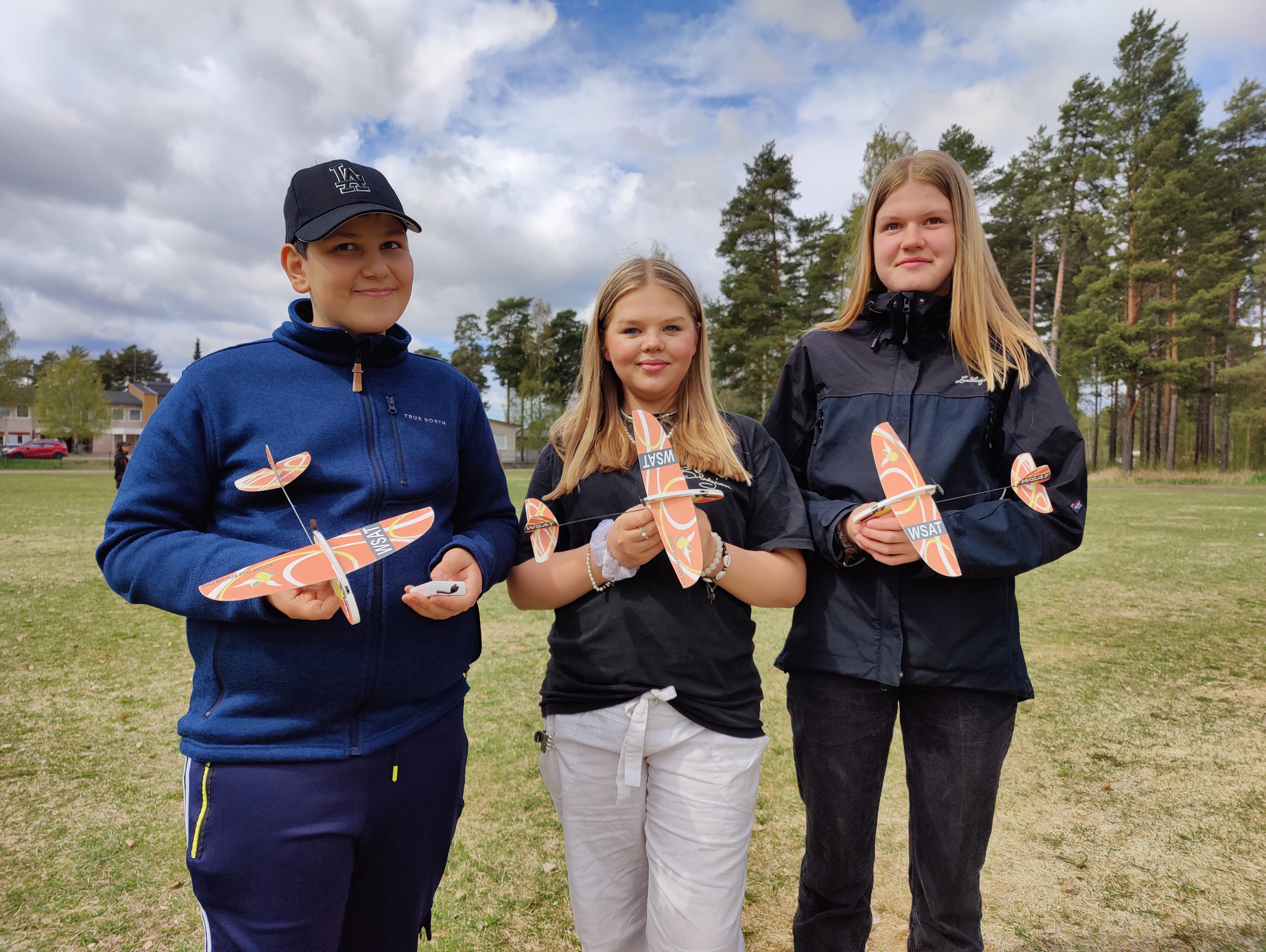Tre glada elever på Rättviksskolans flygdag. Från vänster Alex, Linnea och Astrid. Foto: Emmy Ihlar, Dalabygden.