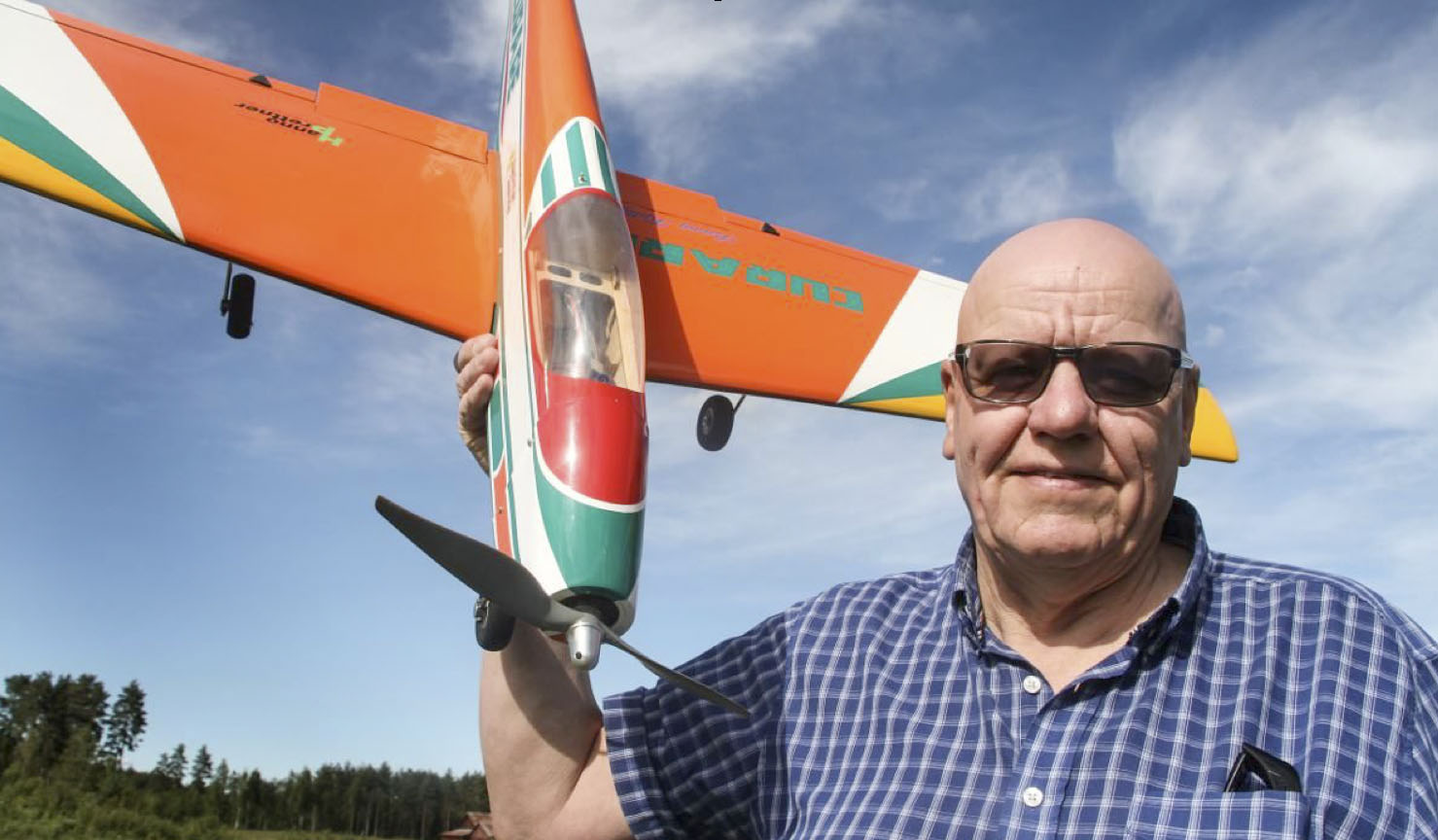 Benny Kjellgren har tilldelats Flygsportförbundets förtjänstmedalj i guld. Den 66-årige modellflygaren blev ordförande för Tidaholms Modellflygklubb som 15-åring och är fortfarande i högsta grad aktiv inom sporten.