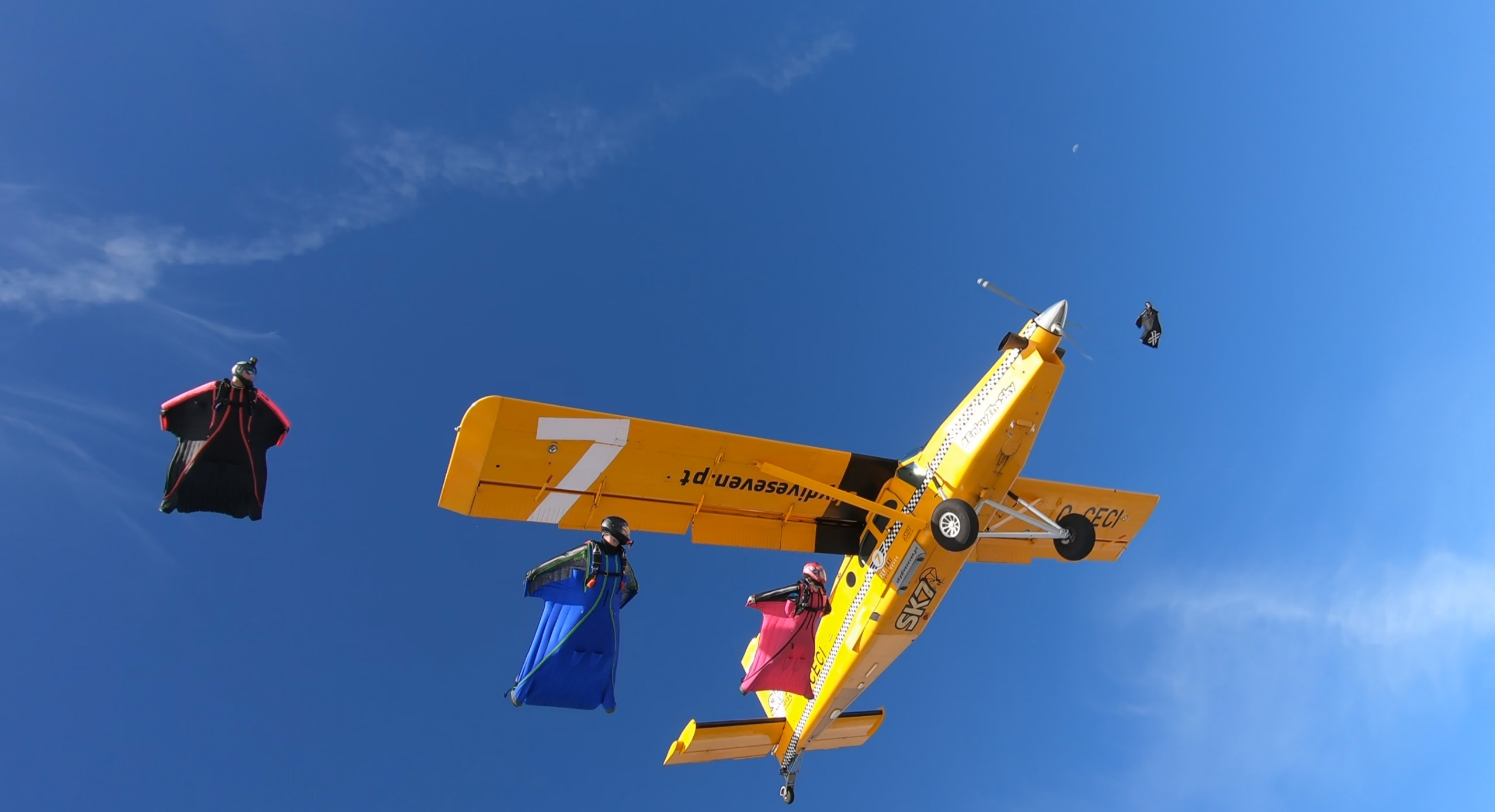 Maja Vesterberg brinner för wingsuitflygning. Här syns hon i rosa dräkt när hon formationsflyger tillsammans med sina kompisar och hoppkärran, en Pilatus Porter. Nu är hon en av Flygsportförbundets talanger och får 50 000 kronor till sin idrottssatsning.