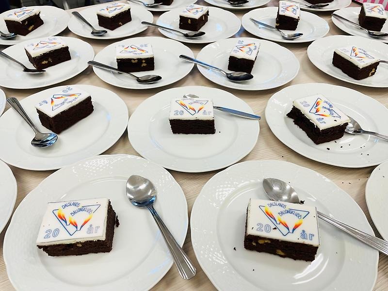 Dalslands Ballongklubb firar 20 år med jubileums kakor.