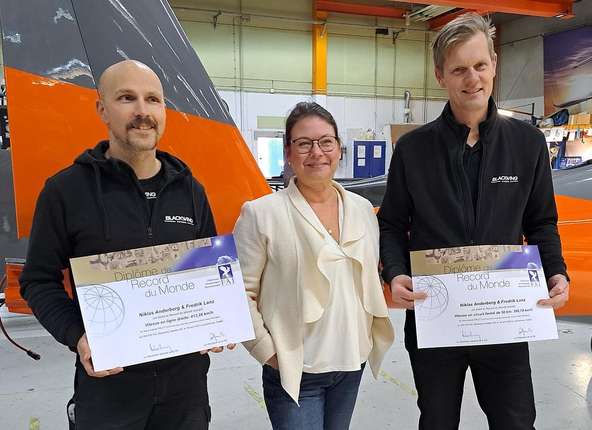 Världsrekord diplomen är utdelade. Från vänster Fredrik Lanz (Blackwing), Tina Acketoft (ledamot Svenska Flygsportförbundet) & Niklas Anderberg (vd Blackwing). Foto: Kjell Folkesson. 