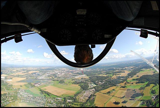 Segelflygplan som flyger på rygg.