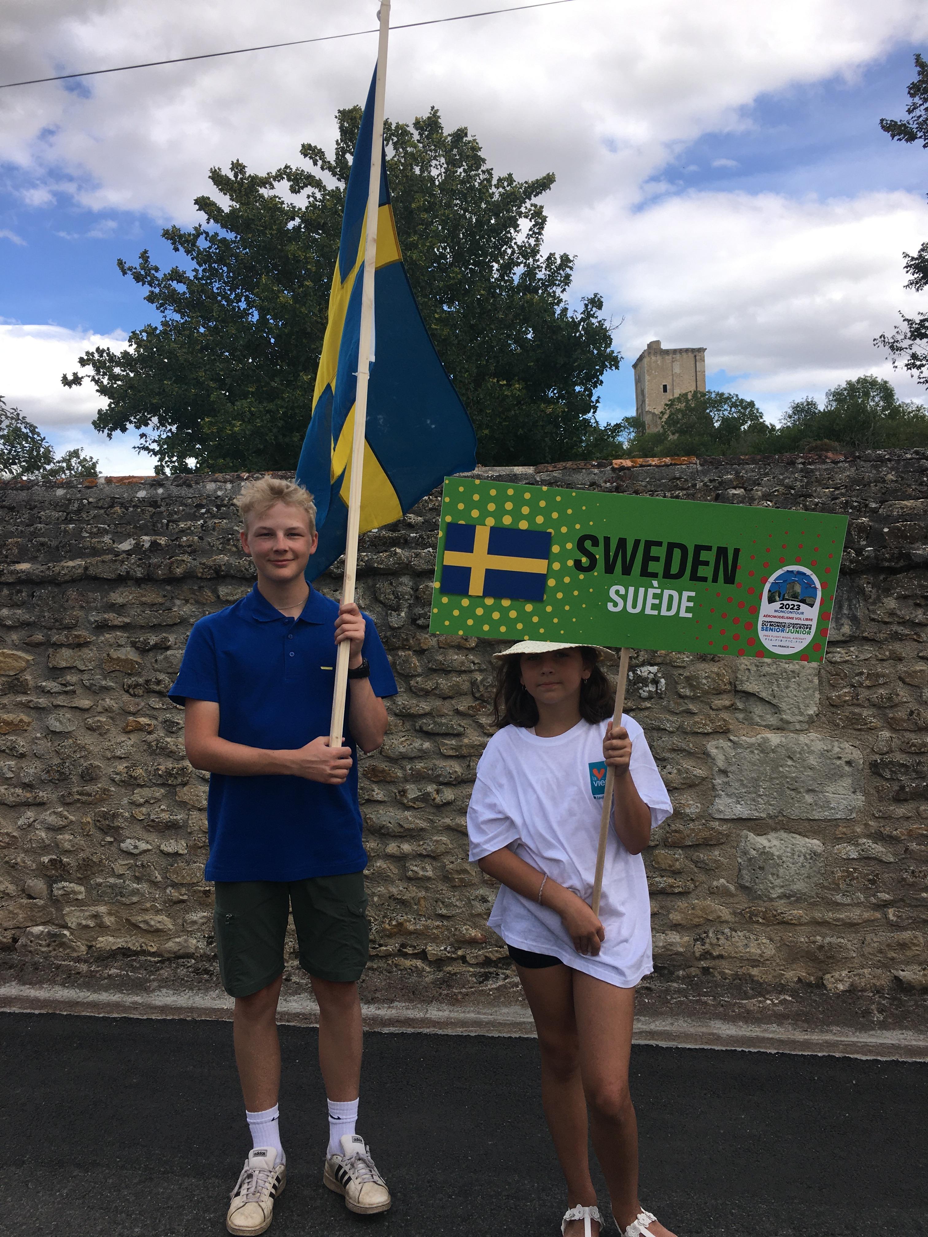 Junioren Axel Olsson-Segerström bär den svenska flaggan.